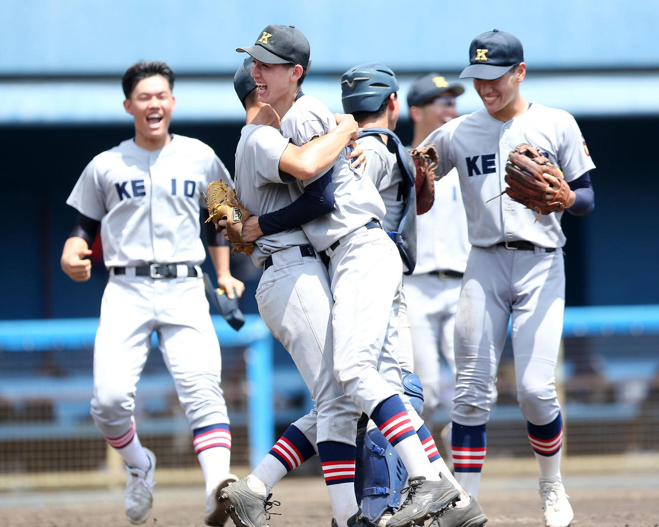 慶応対桐蔭学園　5回戦進出を決め喜びであふれる慶応ナイン（撮影・宮地輝）