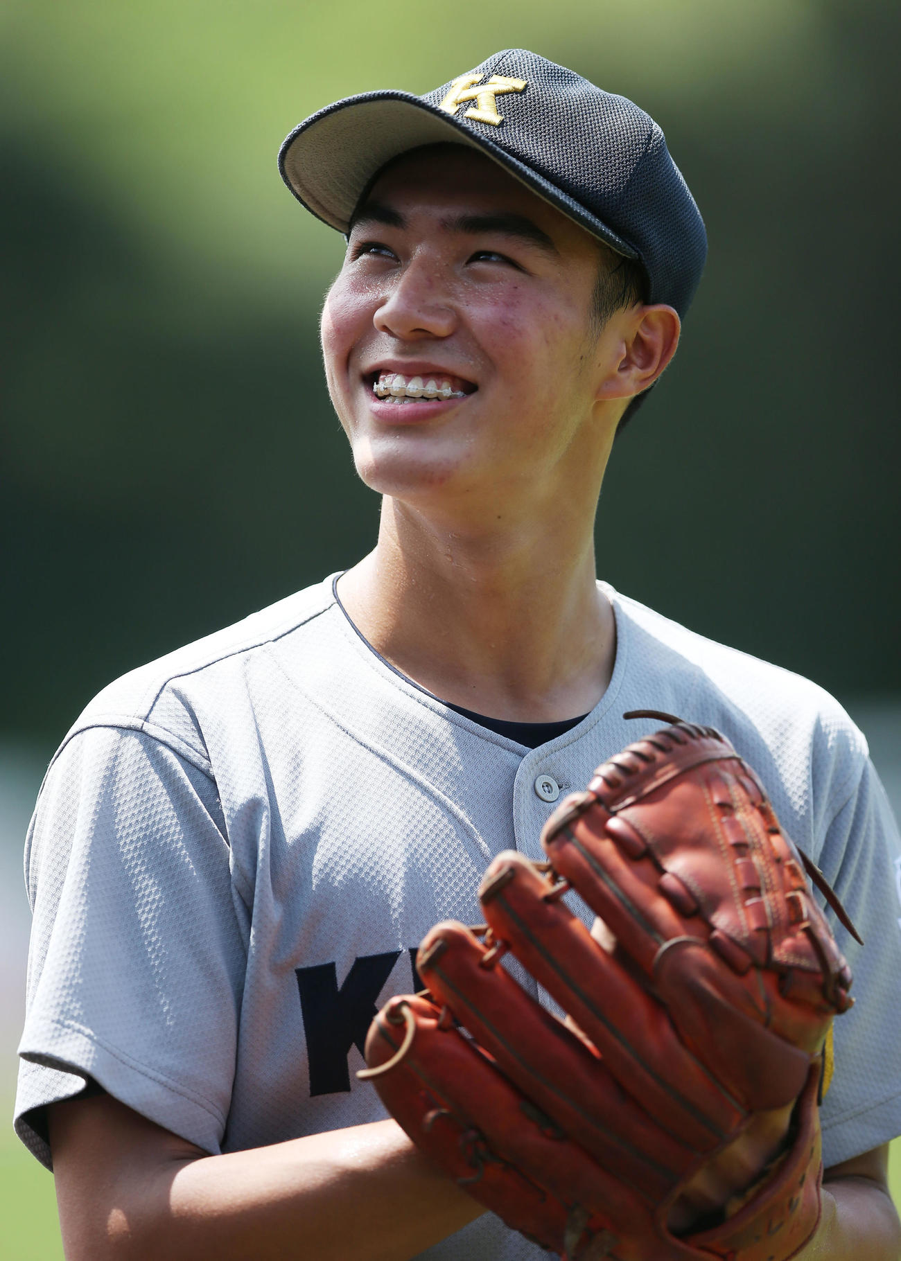 慶応対桐蔭学園　笑顔を見せる慶応先発の広池（撮影・宮地輝）