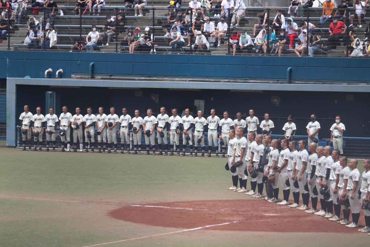 市船橋対千葉明徳　1－8で敗戦し、ベンチ前に整列し、市船橋の校歌を聞く、千葉明徳の選手たち（撮影・保坂淑子）