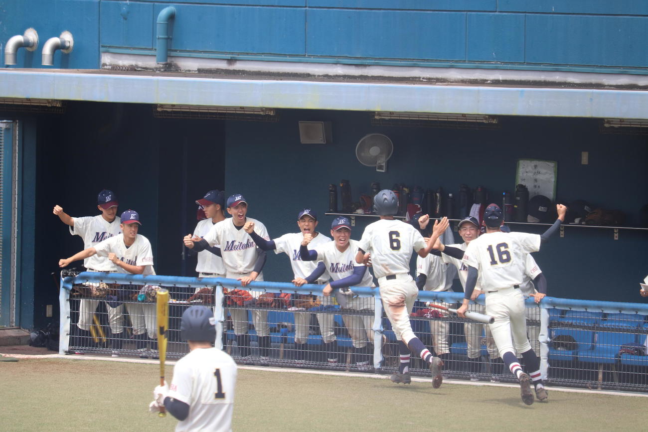 市船橋対千葉明徳　7回、貴重な1点を返し、ホームインの広瀬をハイタッチで迎える選手たち（撮影・保坂淑子）