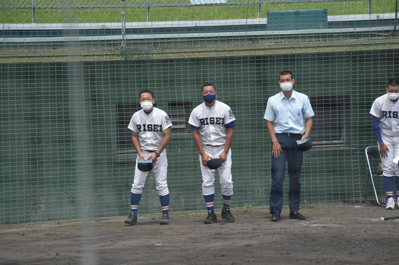 阿武野対履正社　初戦を突破した履正社・多田晃監督（中央）