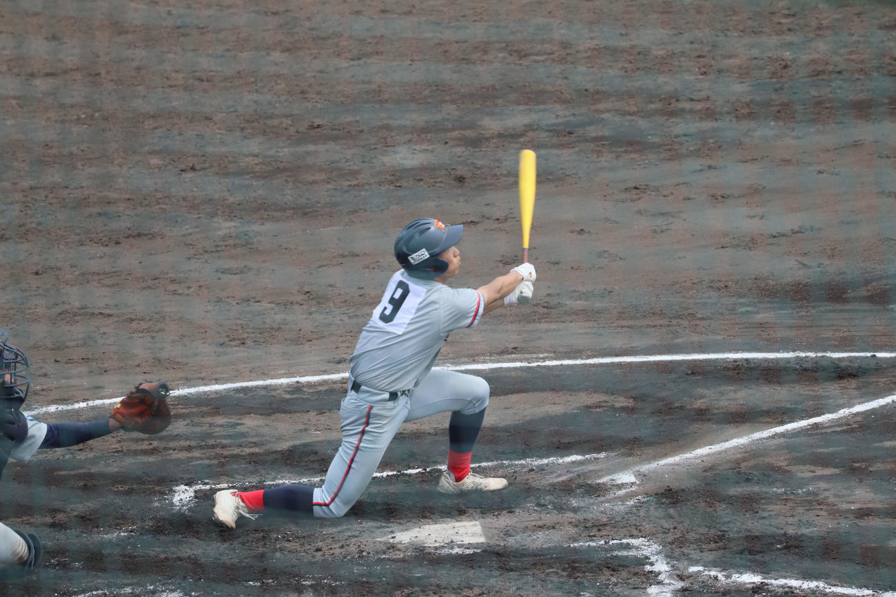 京都国際対京都両洋　4回裏に3点本塁打を放った平野順大（撮影・小松将大）