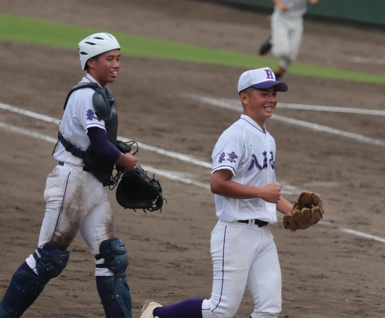 八王子北対武蔵野北　無安打無失点投球で5回コールド勝利に貢献し笑顔を見せる八王子北の山越（撮影・藤塚大輔）