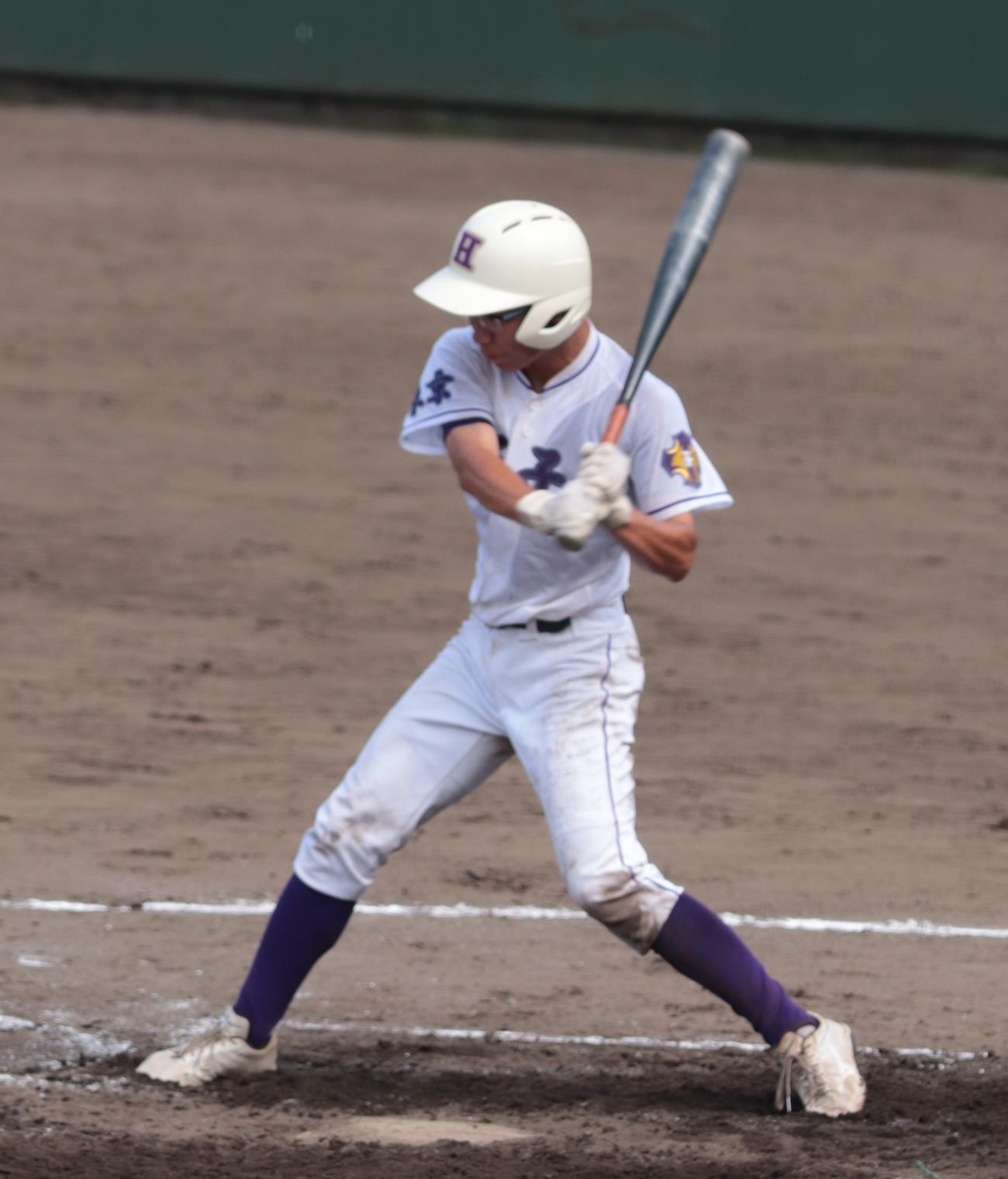 八王子北対武蔵野北　3回表八王子北1死一塁から左中間への適時打を放つ柏倉（撮影・藤塚大輔）