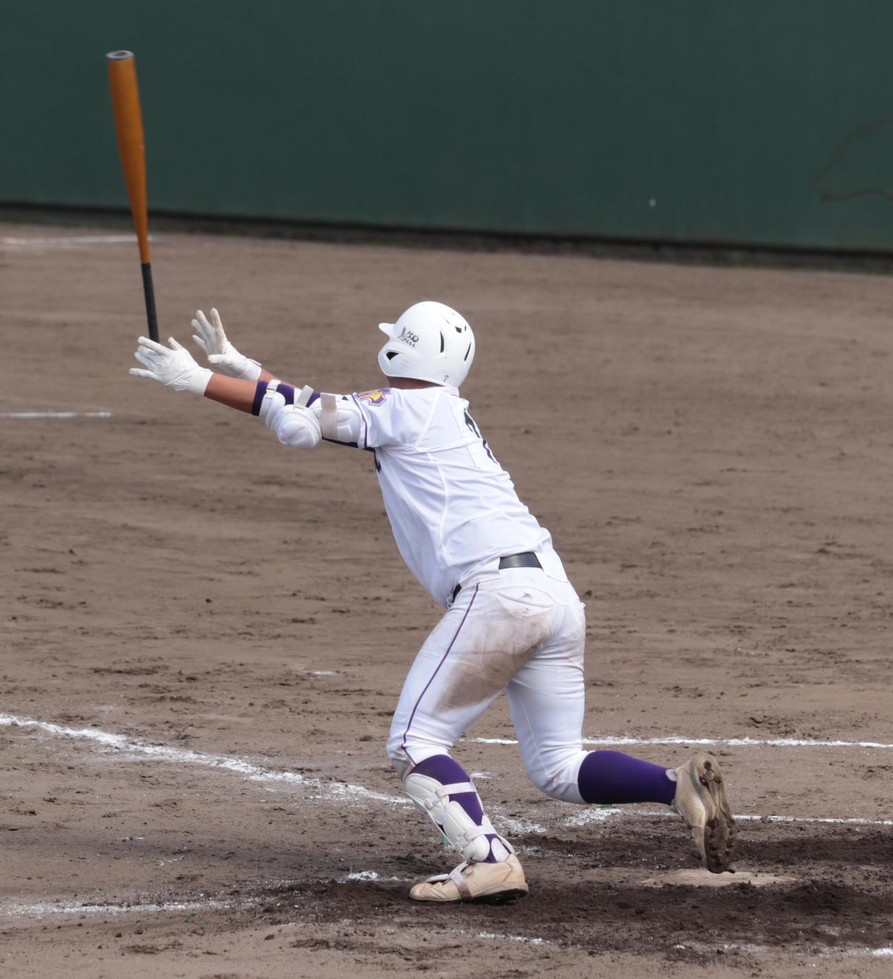 八王子北対武蔵野北　3回表八王子北2死三塁、右越えに適時二塁打を放つ雨宮空（撮影・藤塚大輔）