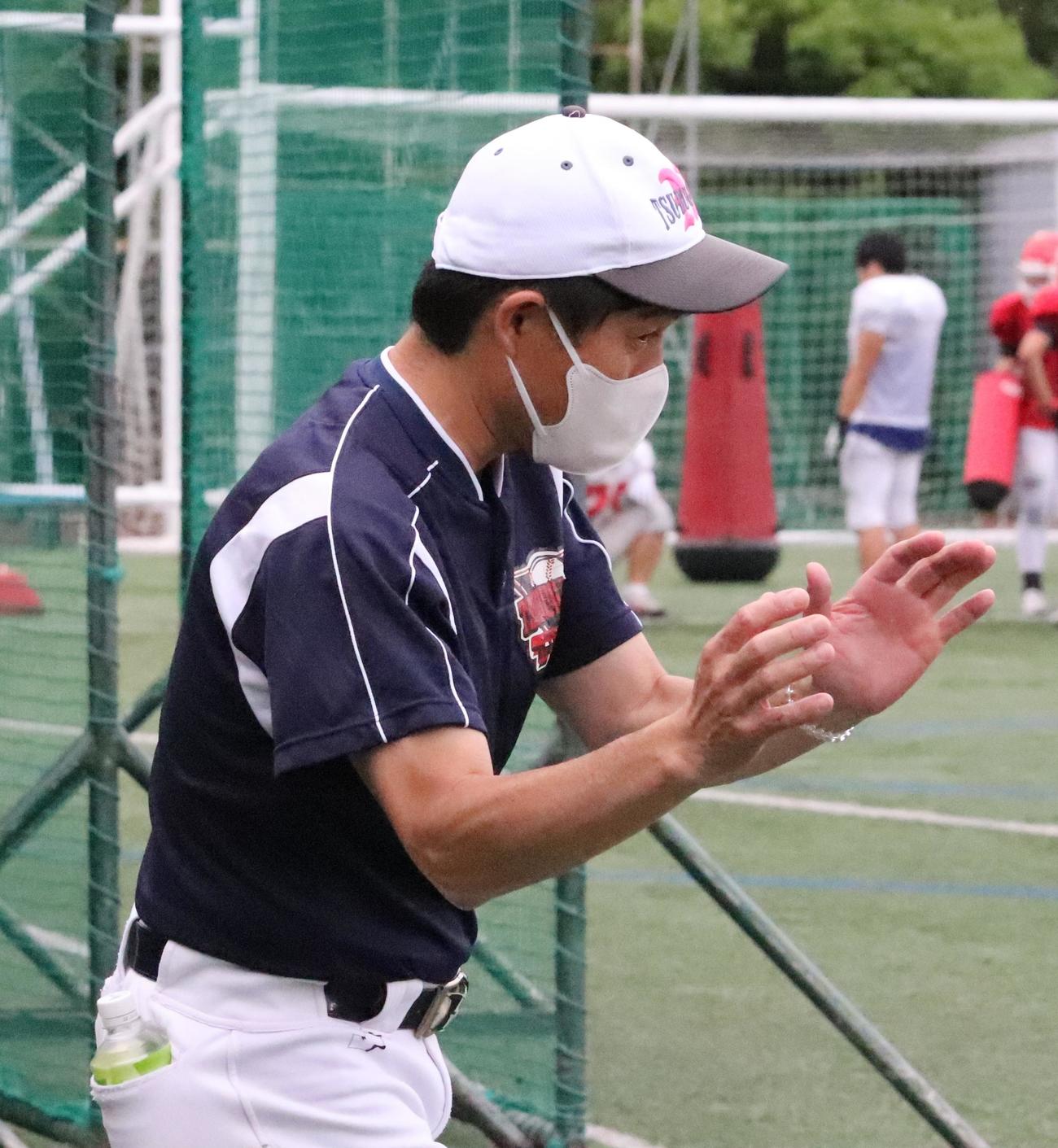 選手に熱心に指導する日大鶴ヶ丘・萩生田監督（撮影・藤塚大輔）