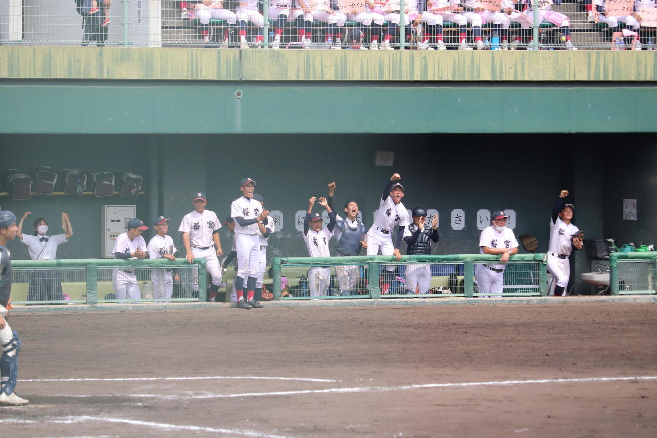 大阪　桜宮対寝屋川　得点し、喜ぶ桜宮の選手ら（撮影・竹本穂乃加）