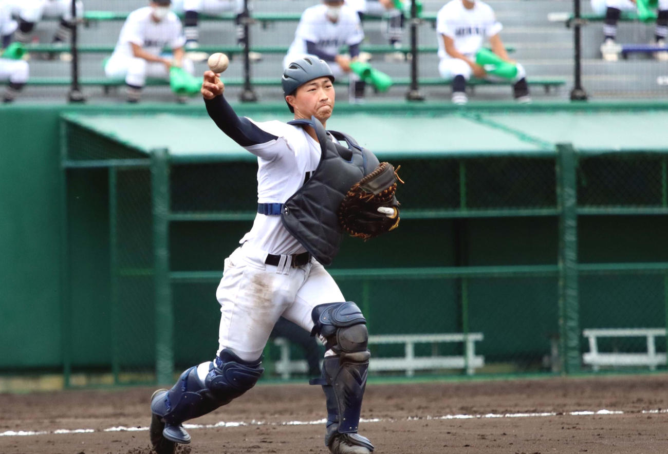 3度の補殺、けん制で1度刺すなど強肩で勝利に貢献した北海・井尻（撮影・永野高輔）