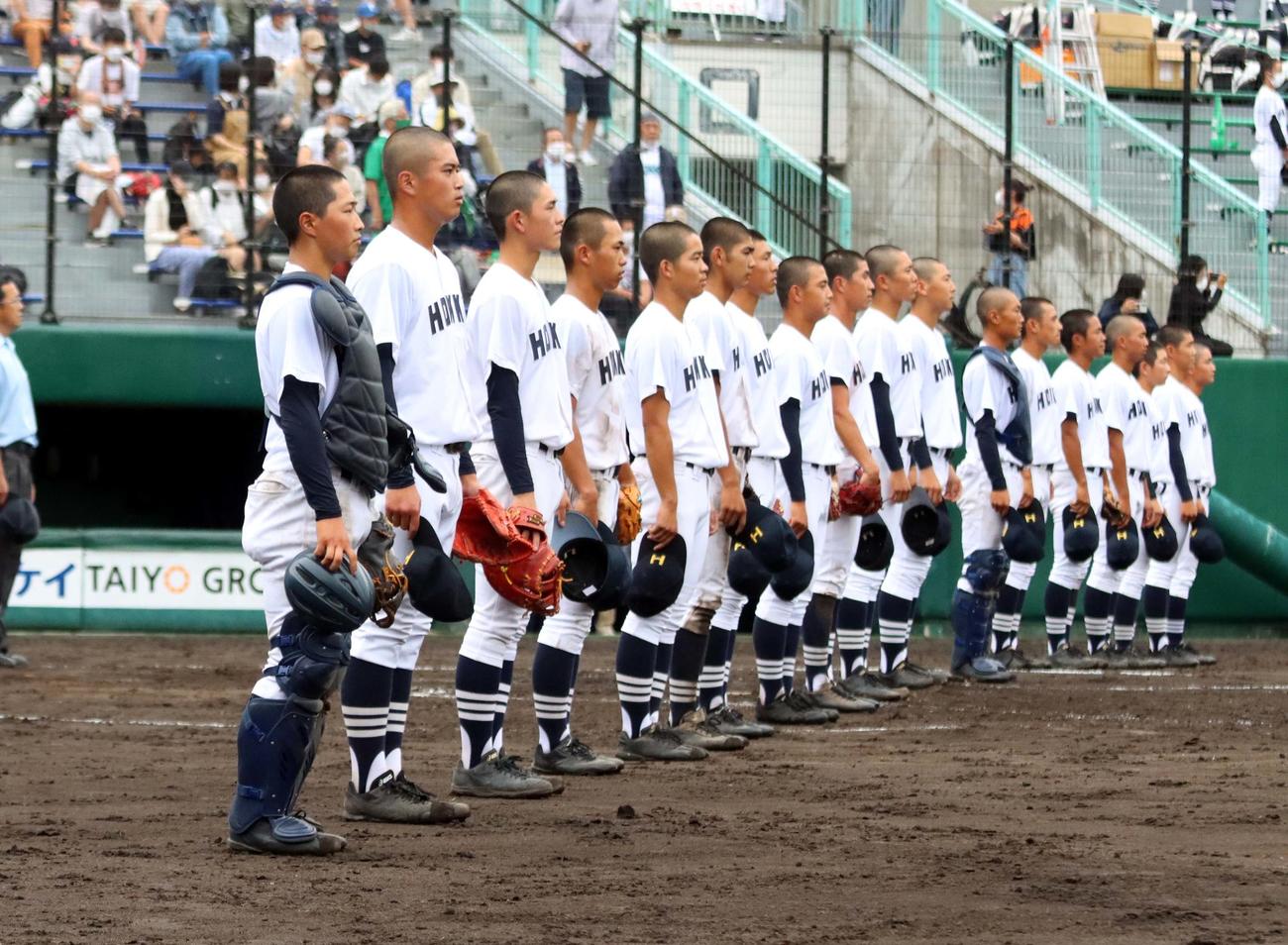 初戦突破し校歌を聞く井尻主将（左端）ら北海の選手たち（撮影・永野高輔）