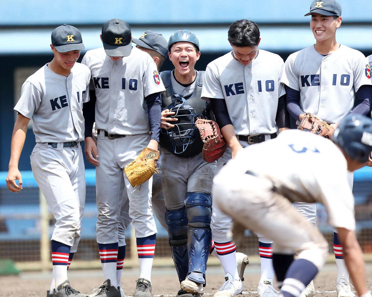 慶応対桐蔭学園　適時本塁打を放ち5回戦進出に貢献し笑顔を見せる吉開（中央）（撮影・宮地輝）