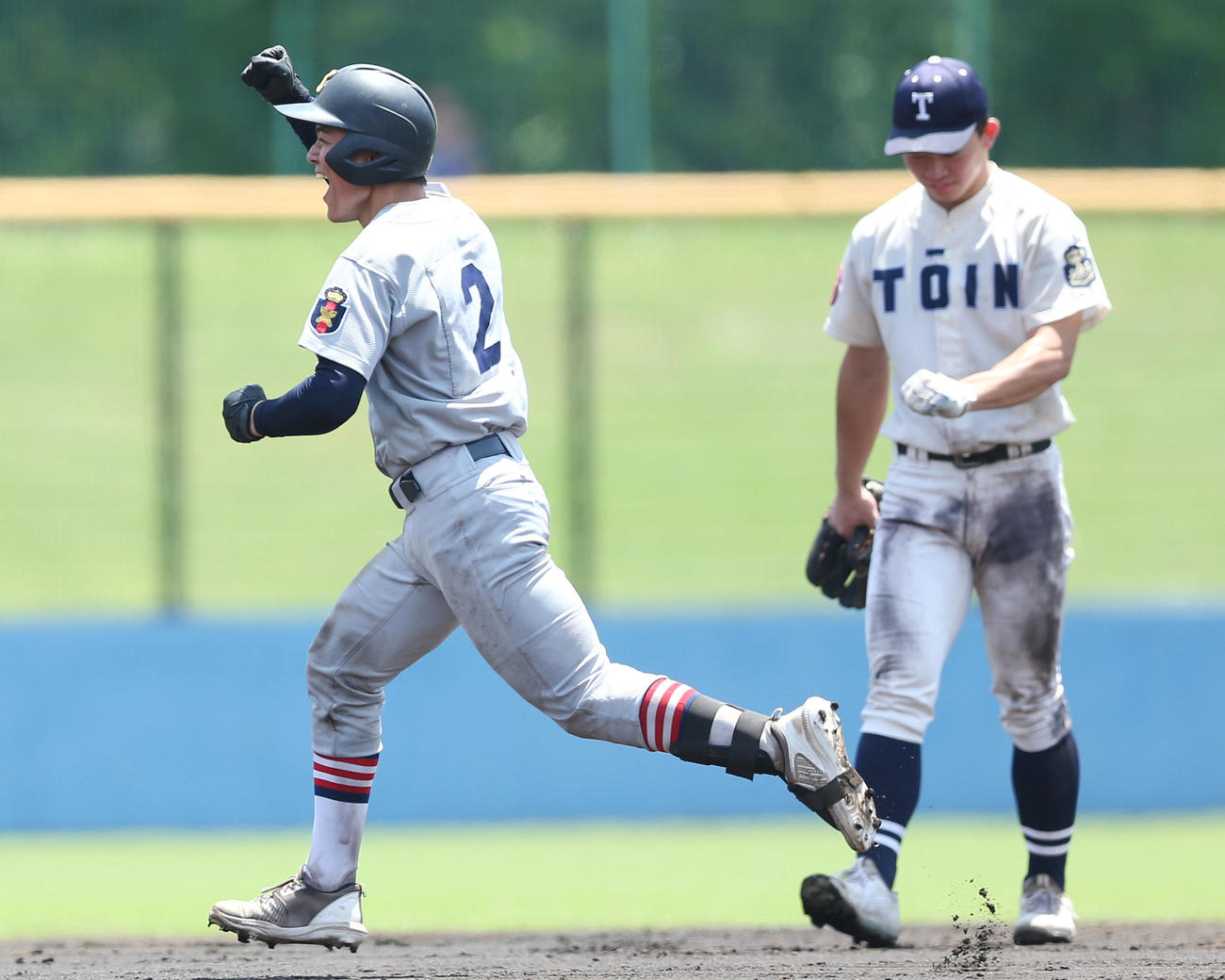 慶応対桐蔭学園　6回表慶応無死、勝ち越し本塁打を放ちガッツポーズしながらダイヤモンドを回る吉開（撮影・宮地輝）