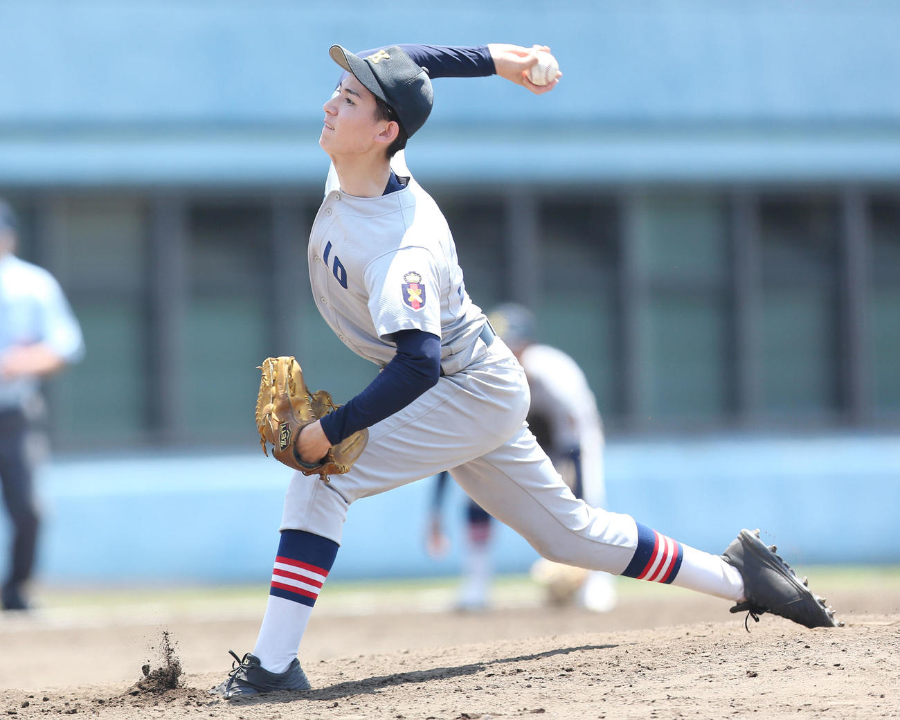 慶応対桐蔭学園　力投する慶応2番手の沖村（撮影・宮地輝）