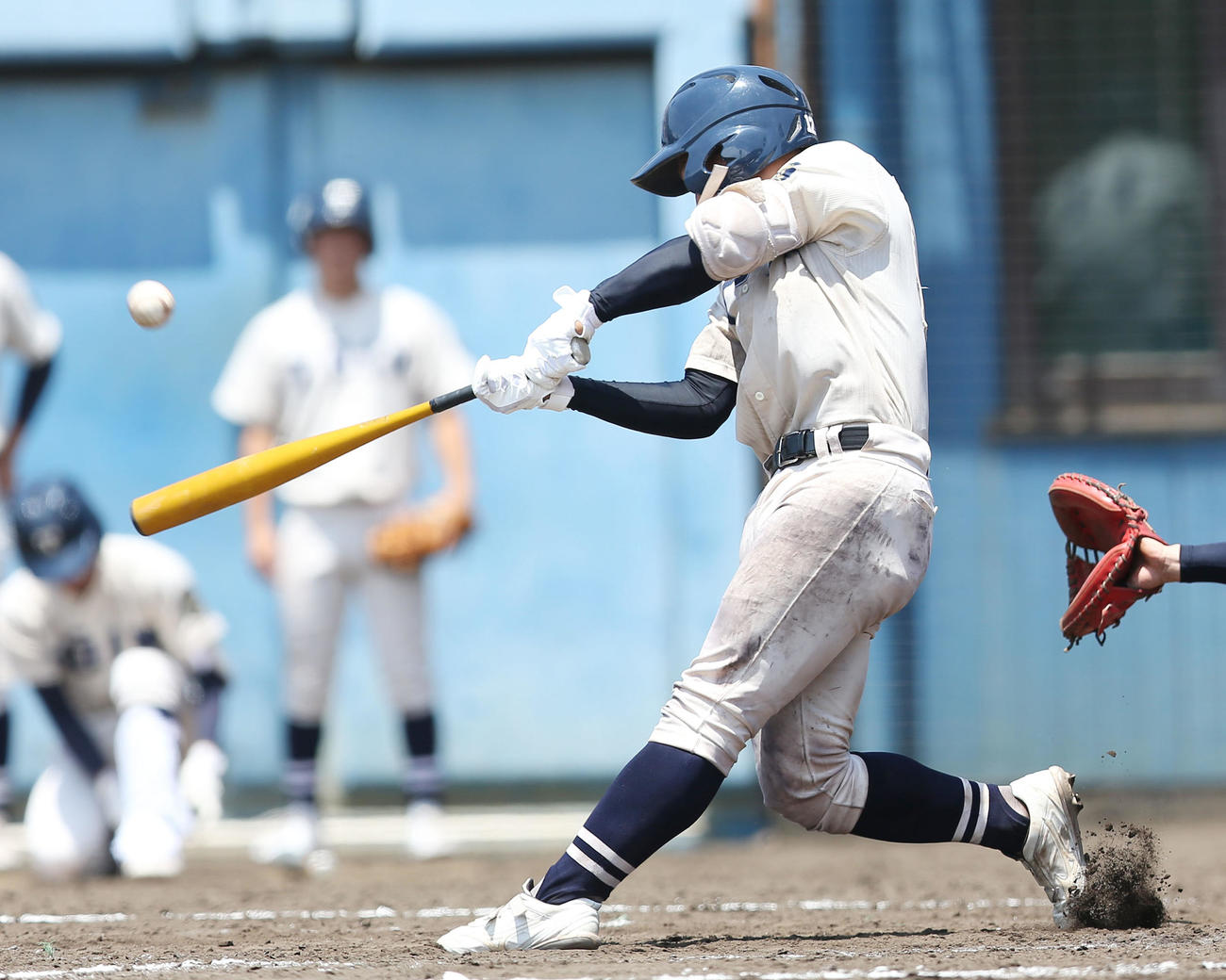 慶応対桐蔭学園　4回裏桐蔭学園2死二、三塁、3点適時本塁打を放つ米倉（撮影・宮地輝）