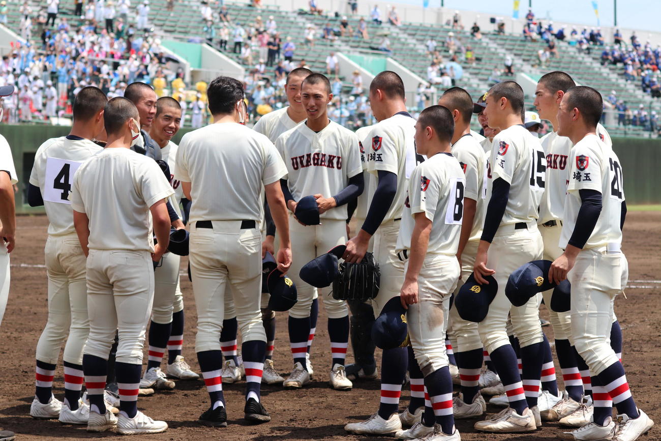 本庄東対浦和学院　勝利後に話をする浦和学院の選手たち（撮影・星夏穂）