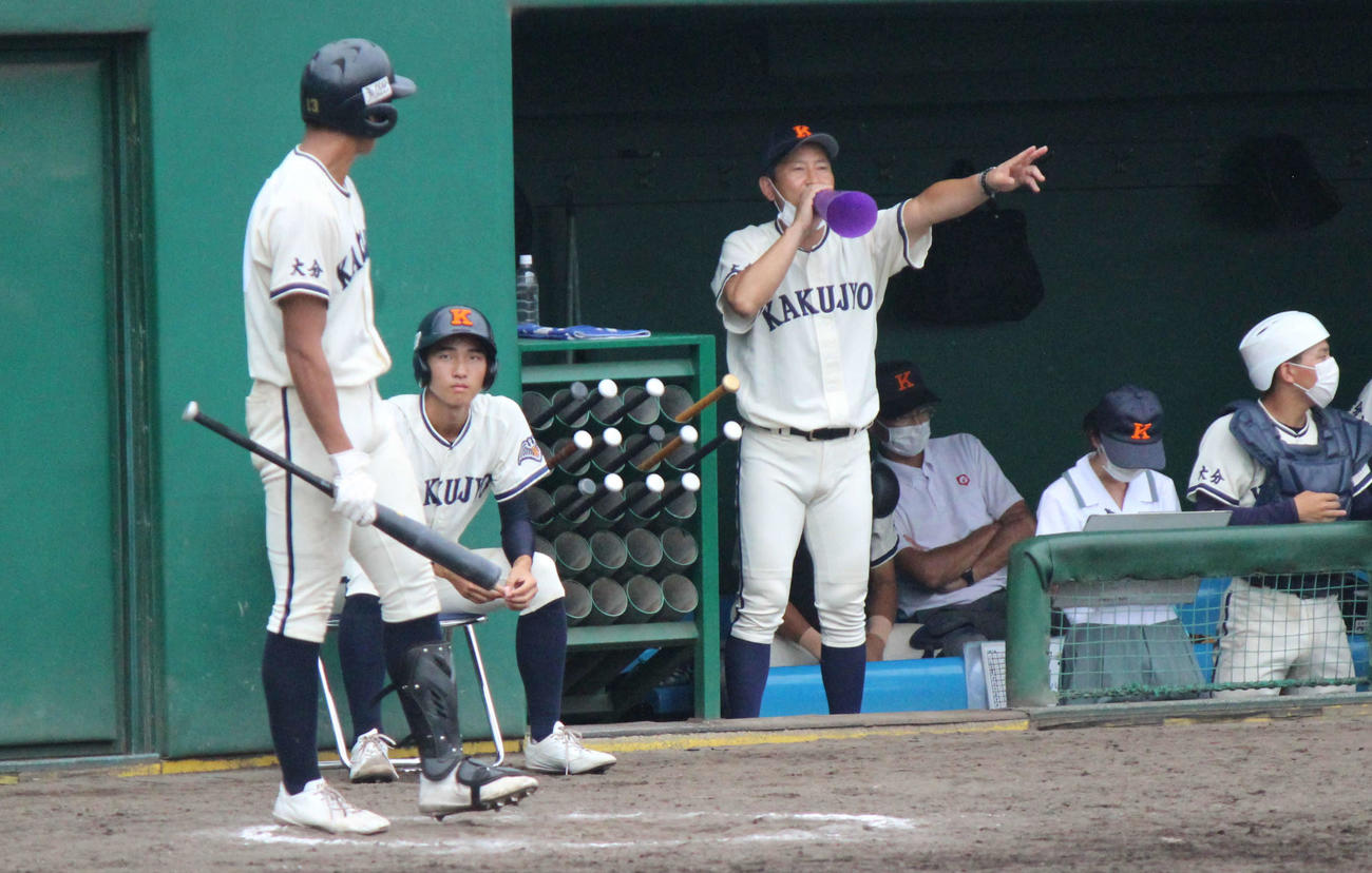 古巣大分商を相手に采配を振るう佐伯鶴城・渡辺監督（撮影・柏原誠）
