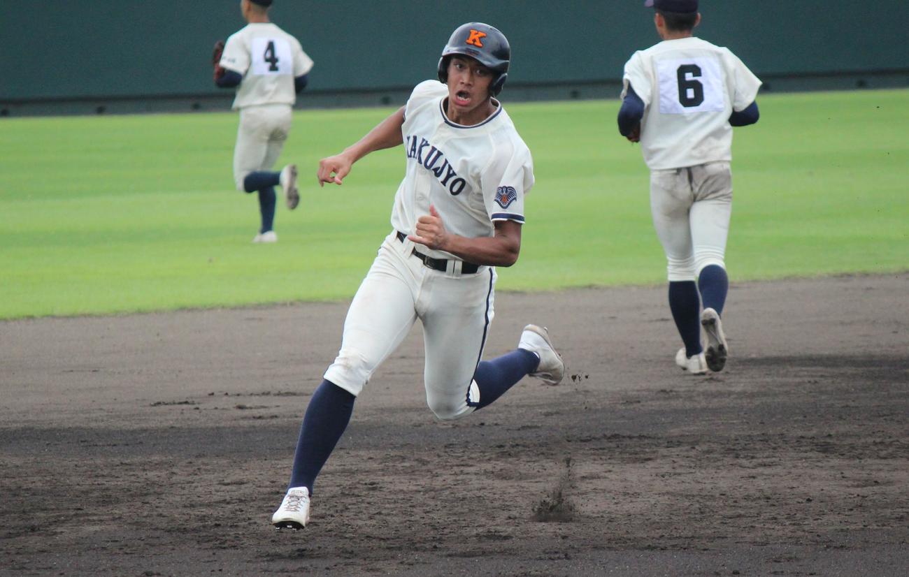 力強い走塁を見せる佐伯鶴城・古川雄（撮影・柏原誠）