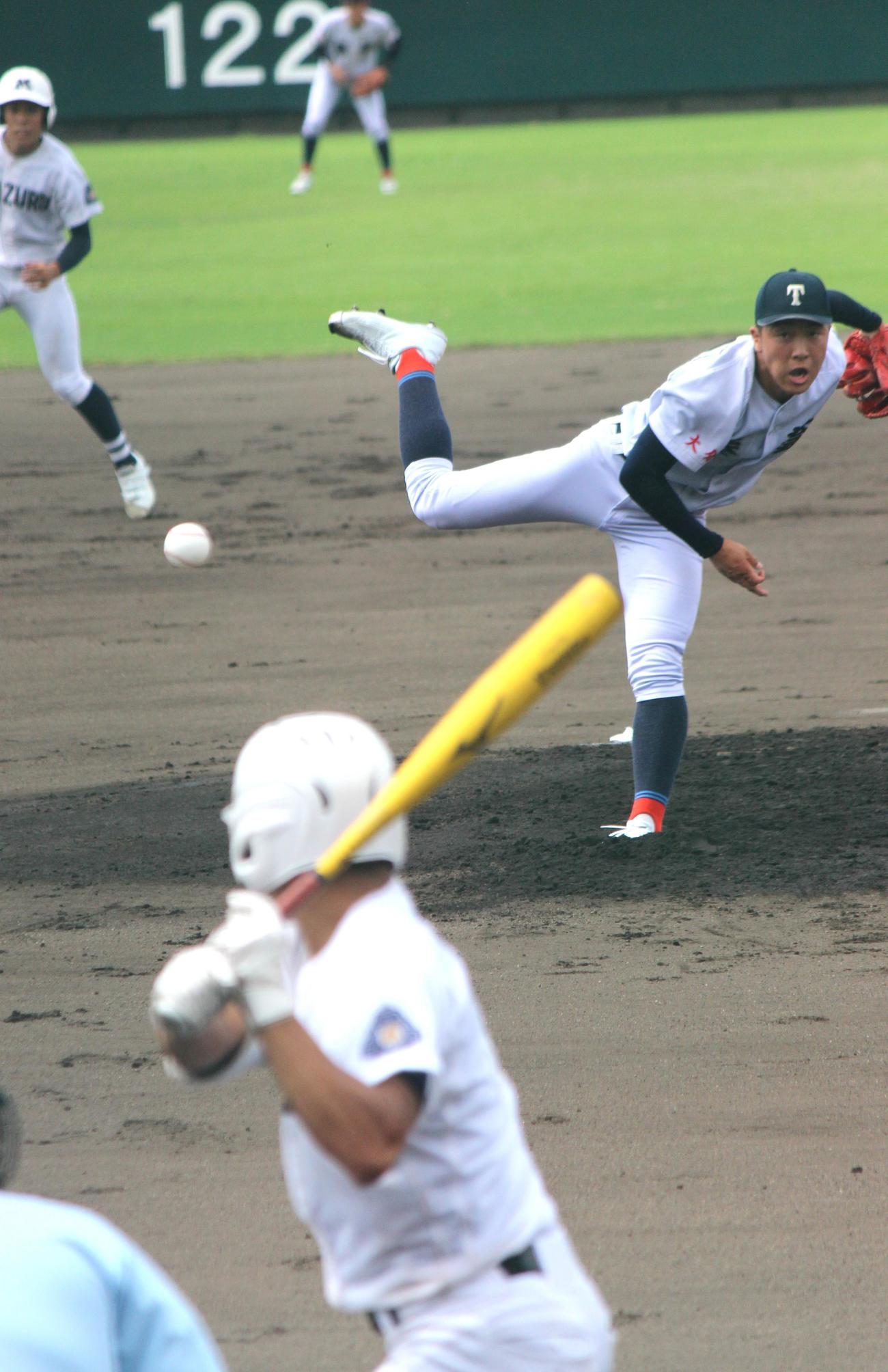 気合のこもった表情で力投する藤蔭・松石（撮影・柏原誠）