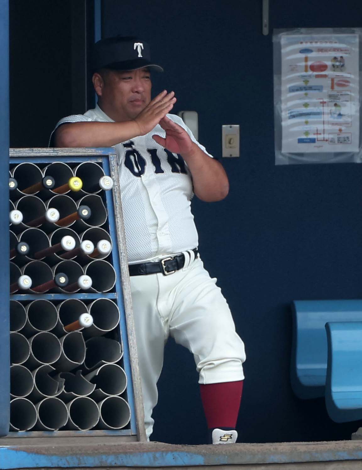 大手前対大阪桐蔭　選手にサインを出す大阪桐蔭・西谷監督（撮影・上田博志）