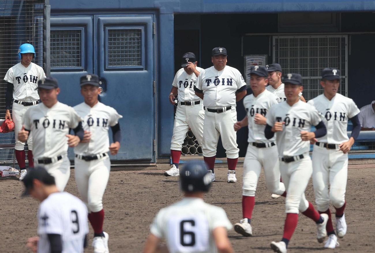 大手前対大阪桐蔭　大阪桐蔭・西谷監督（中央）はコールドを決めたナインの整列を見守る（撮影・上田博志）