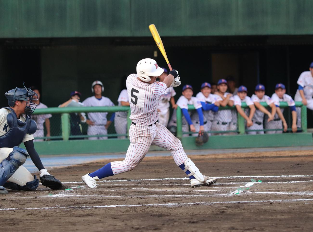 川口工対山村学園　初回1死二塁で左前適時打を放った山村学園・坪井（撮影・星夏穂）
