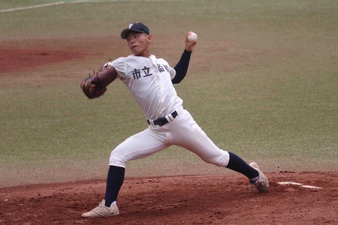 市船橋対千葉明徳　6回から登板し3安打4奪三振の市船橋のエース・森本哲星（撮影・保坂淑子）
