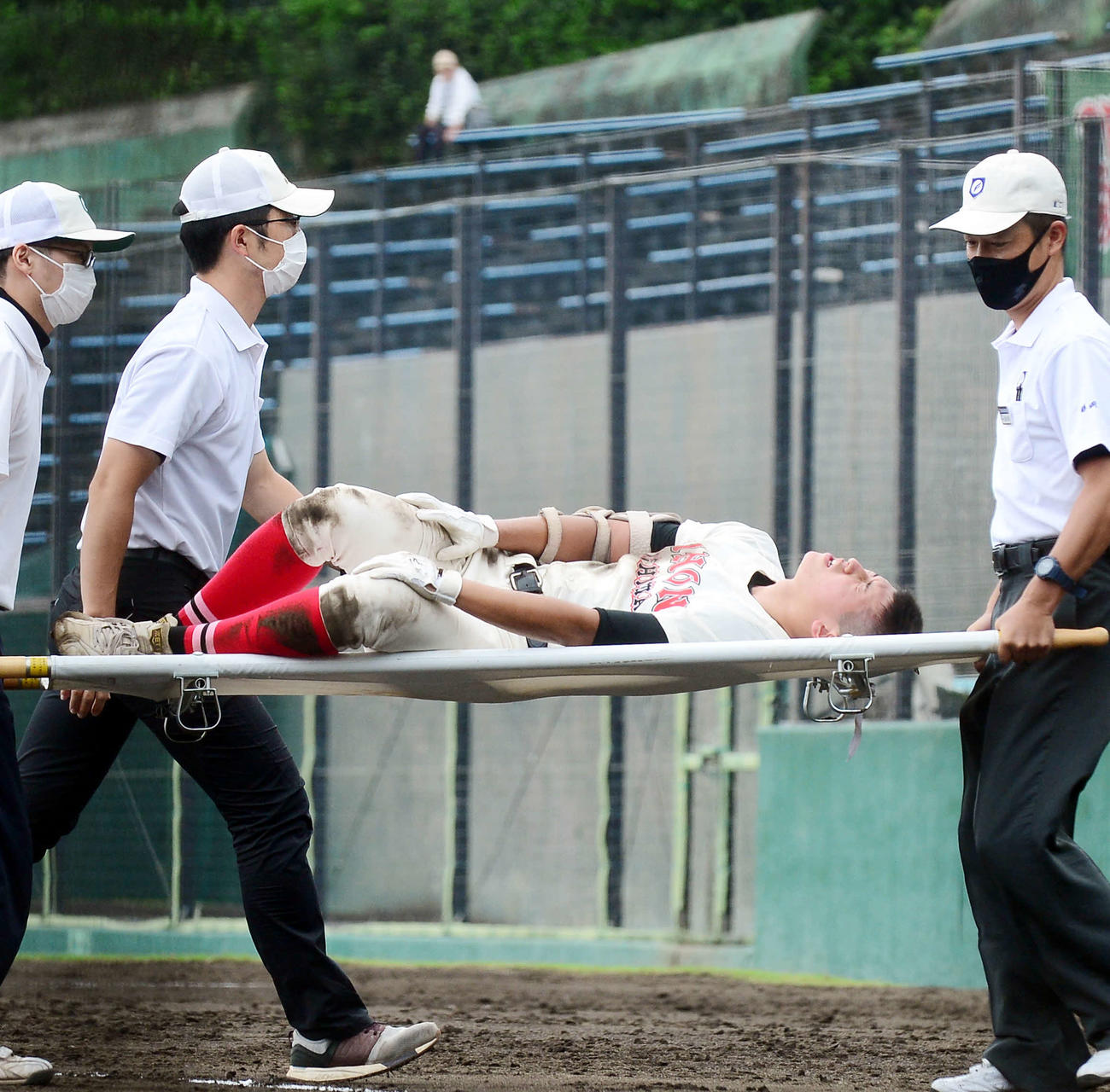 3回に死球を受け、担架で運ばれる日大三島・京井