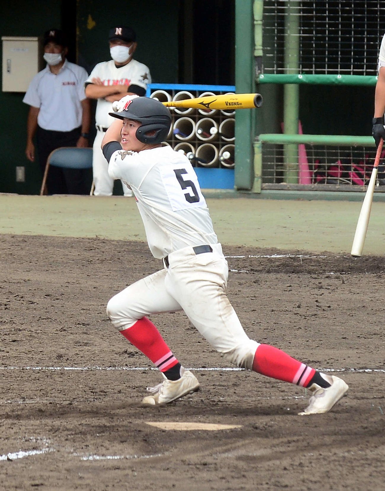 4回2死一、二塁、左中間へ勝ち越し適時打を放つ日大三島・京井