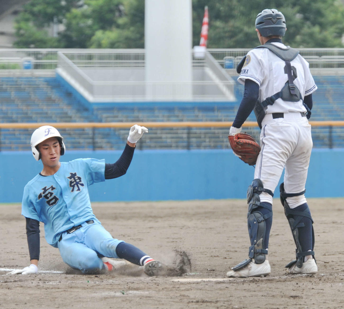 チーム3点目のホームを踏む富士宮東の勝又