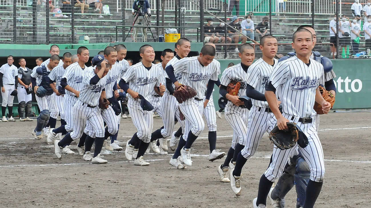 試合に勝利して笑顔を見せる掛川工ナイン