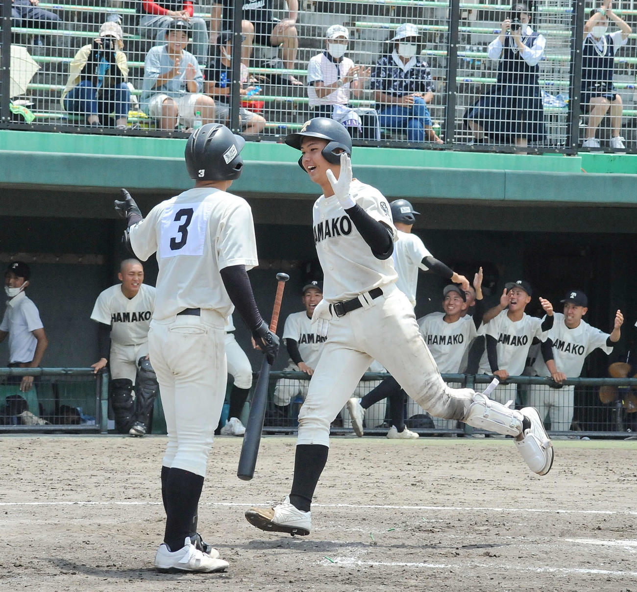 8回に満塁本塁打を放ち、ホームで次の打者とハイタッチする浜松工の細窪（右）