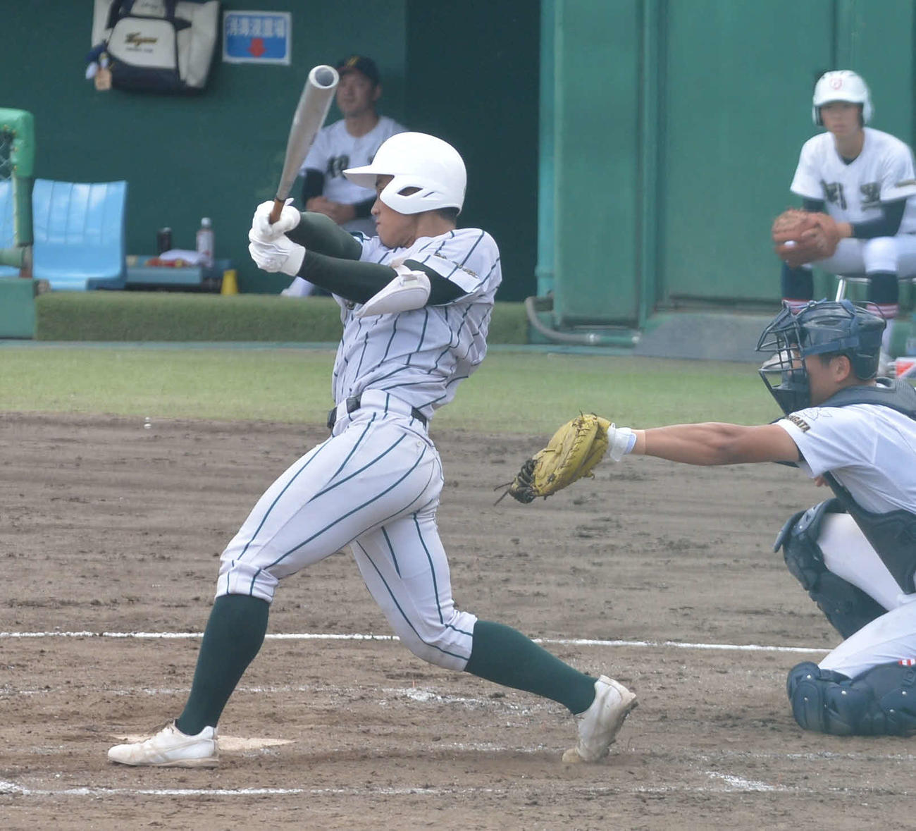 3回、中越えに2ランを放つ鶴岡東・土屋