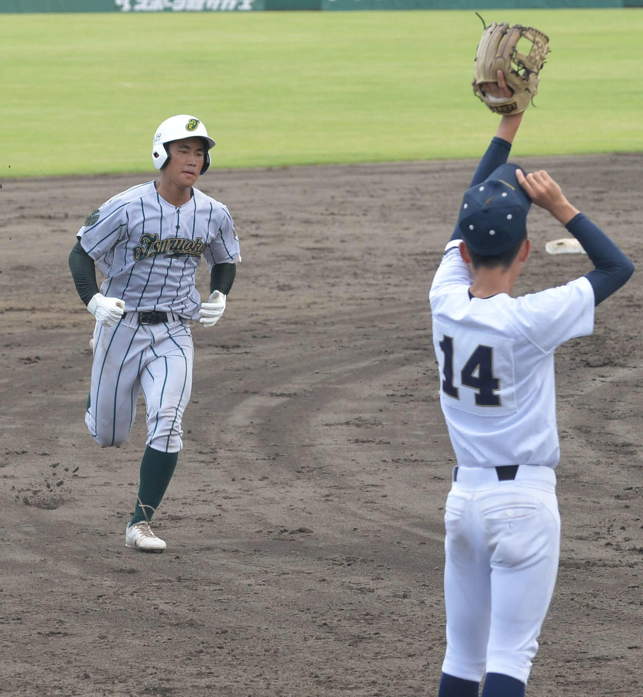 3回、中越え2ランを放った鶴岡東・土屋は、ダイヤモンドを一周
