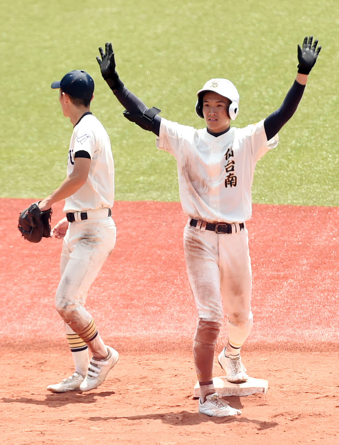 10回、勝ち越し適時左二塁打を放ち、両腕を上げる仙台南・佐藤蒼