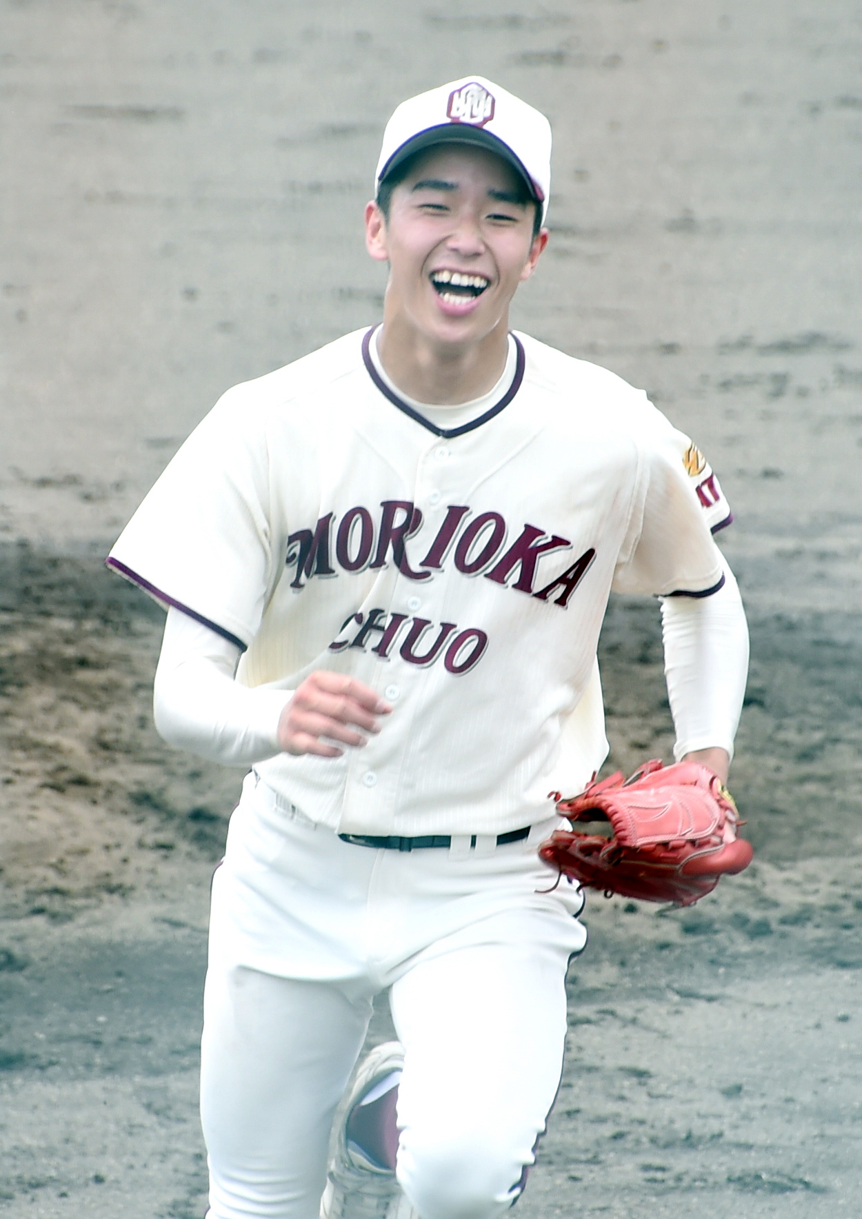 4回を無失点に抑えて笑顔でベンチに引き揚げる盛岡中央・斎藤
