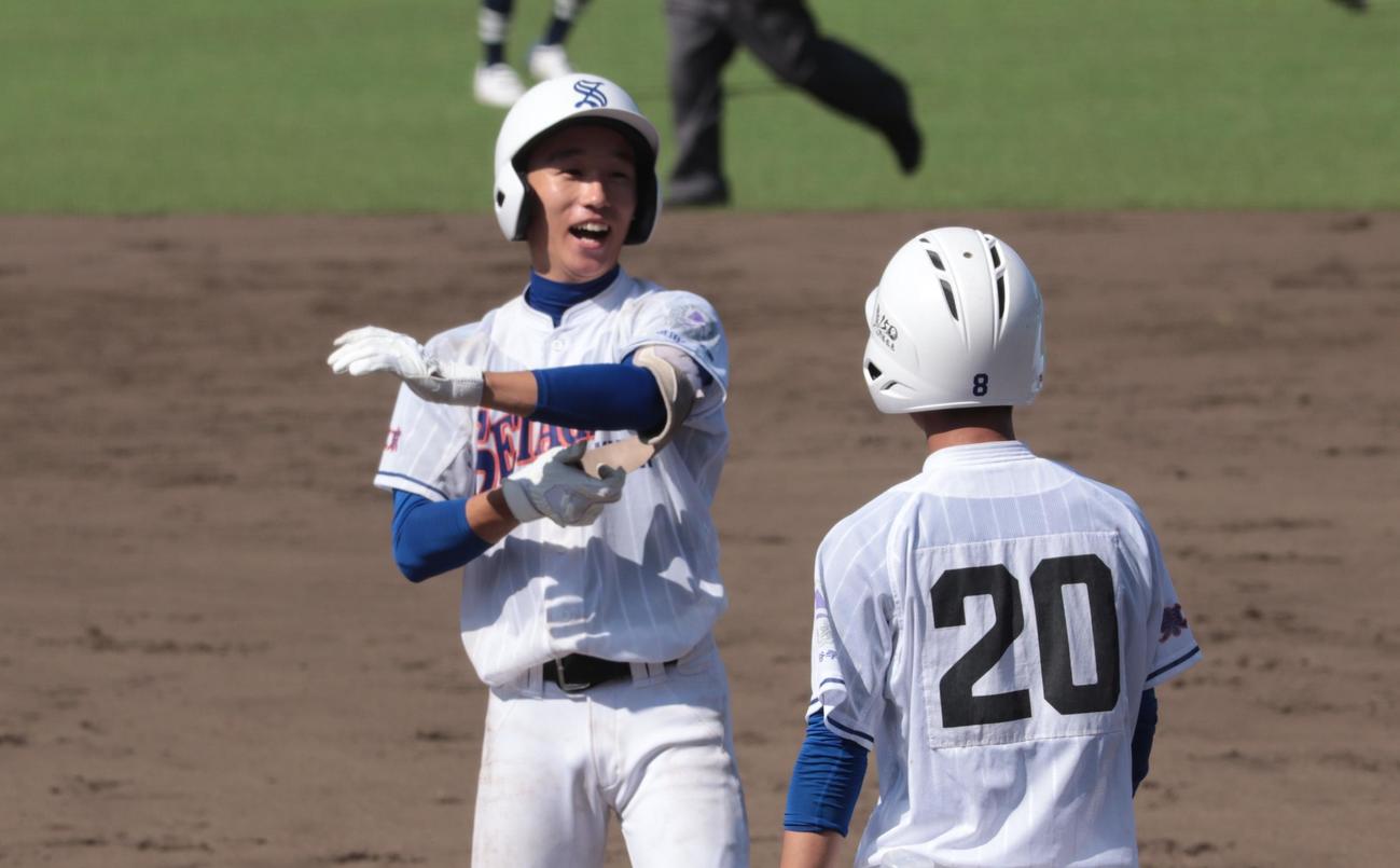 世田谷学園対国学院久我山　8回表世田谷学園無死走者なし、中前打を放ち笑顔を見せる小池主将（撮影・藤塚大輔）