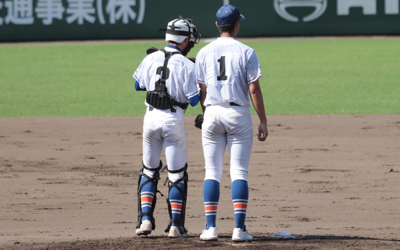世田谷学園対国学院久我山　何度もマウンドへ行き言葉を交わした小池主将（左）と角井（撮影・藤塚大輔）