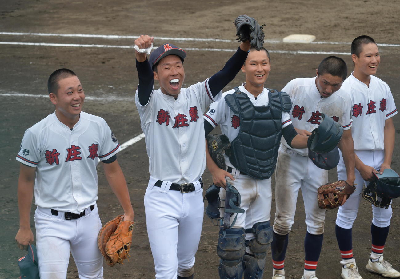 新庄東対日大山形　初完封で、09年以来の準決勝進出を決め、応援席にガッツポーズする新庄東・土田映（左から2人目）（撮影・濱本神威）