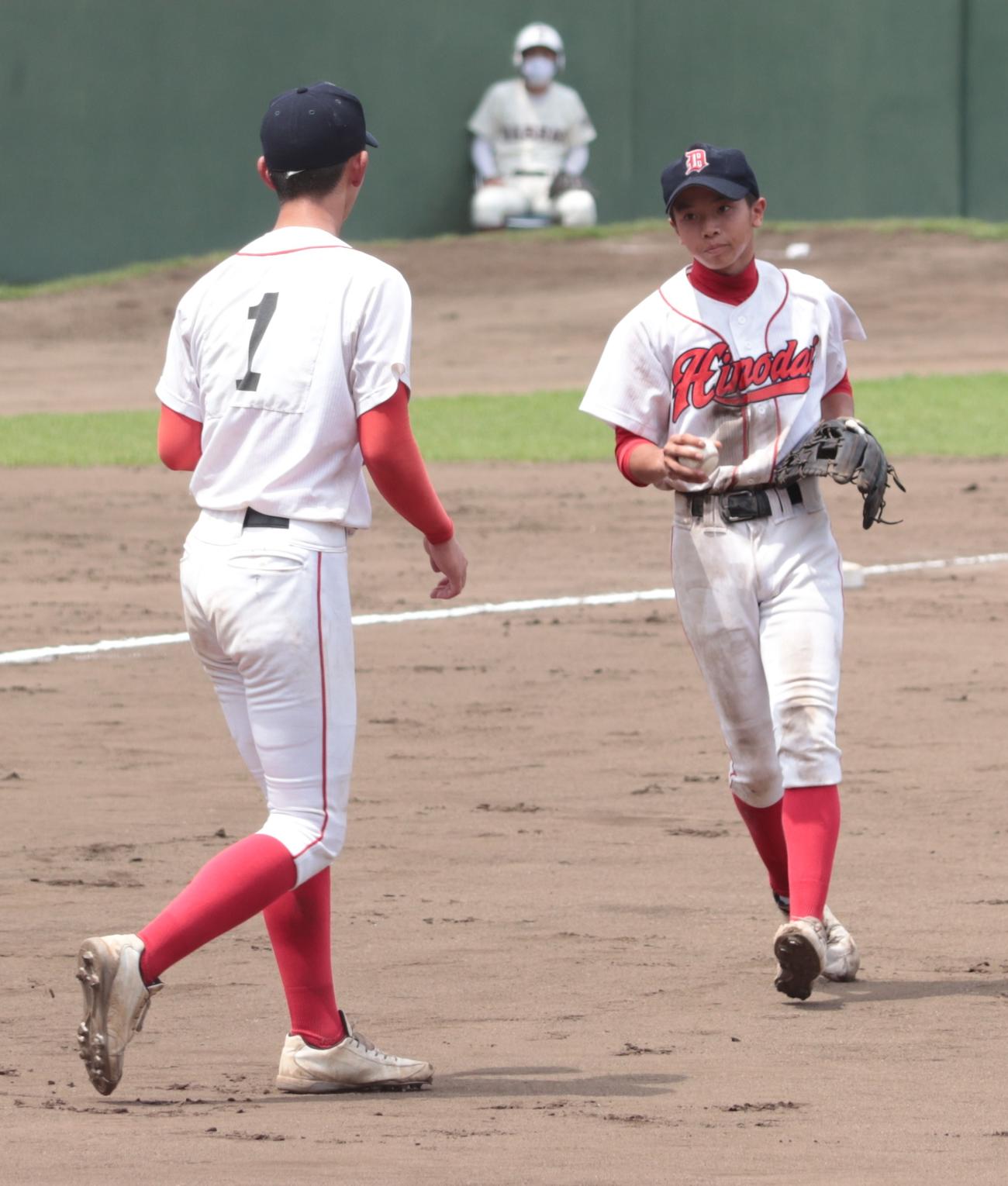 早実対日野台　日野台先発の林（左）に声をかける森主将（撮影・藤塚大輔）