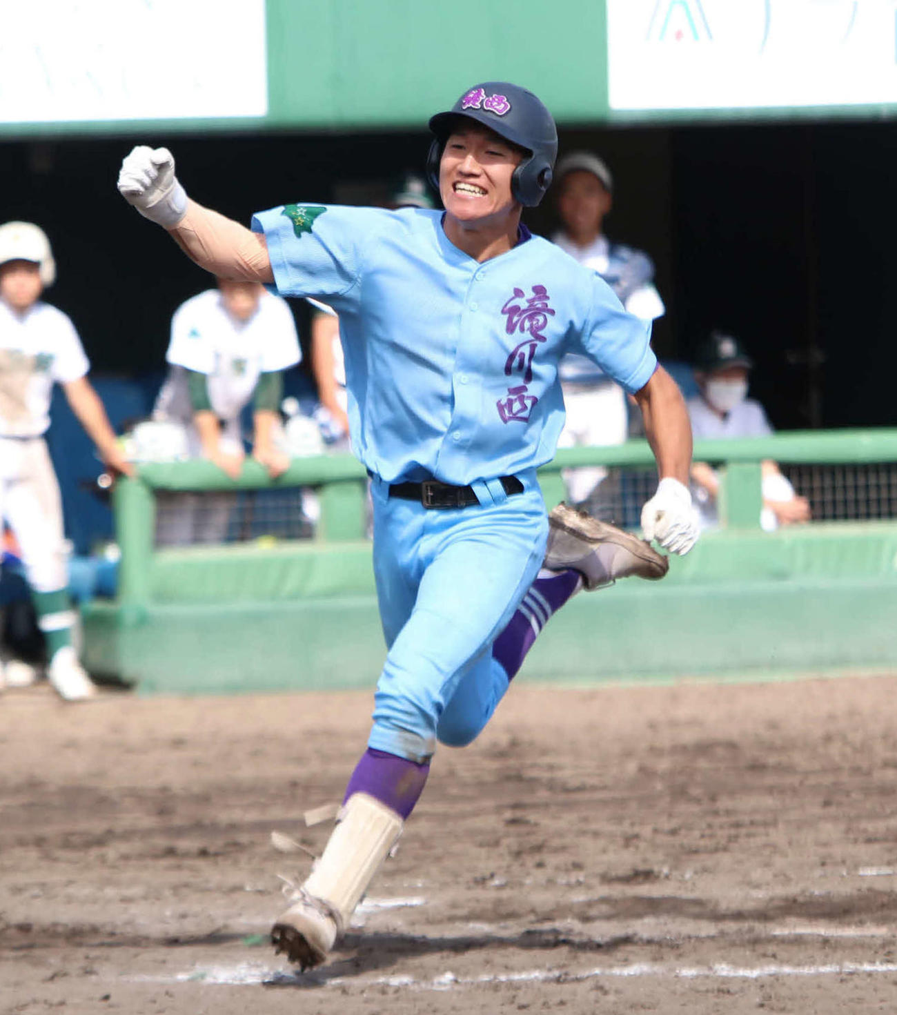 滝川西対武修館　8回表滝川西2死一、二塁で左越えに本塁打を放ち、生還後ガッツポーズを見せる岩崎（撮影・山崎純一）