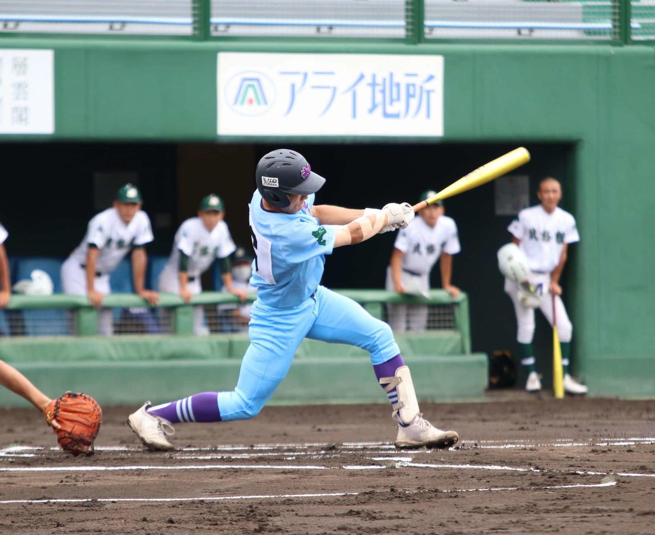 滝川西対武修館　1回表滝川西1死二塁で左越えに先制の適時二塁打を放つ岩崎（撮影・山崎純一）
