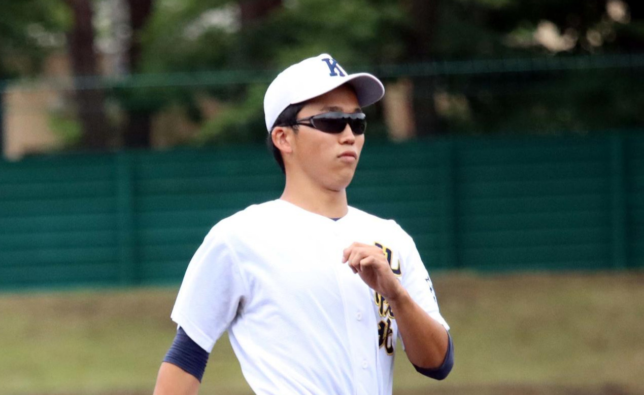 札幌大谷対札幌北　サングラスをつけ守備位置に入る札幌北・鈴木（撮影・永野高輔）