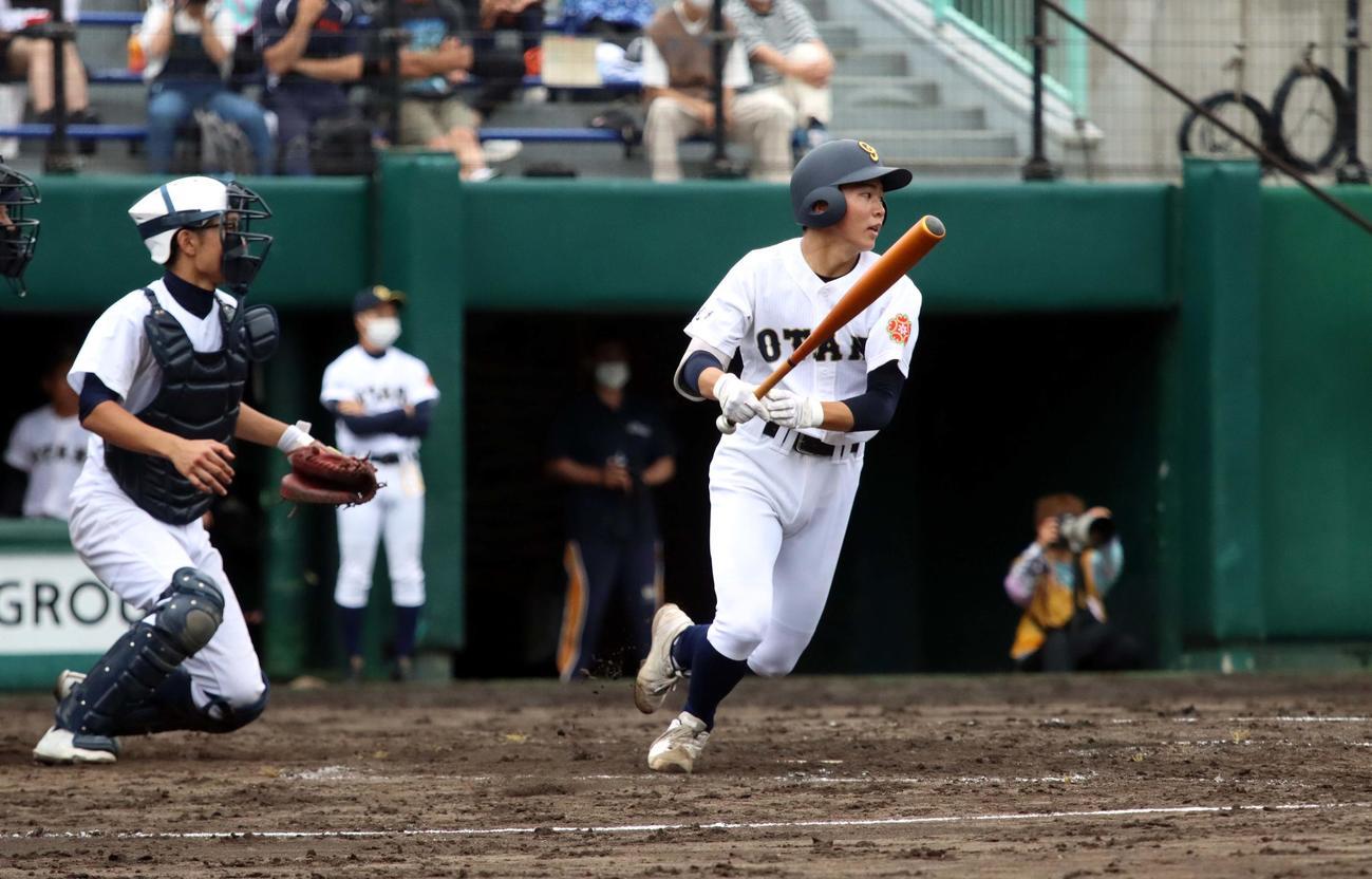 札幌大谷対札幌北　4回札幌大谷無死、増田が投手強襲安打を放つ（撮影・永野高輔）