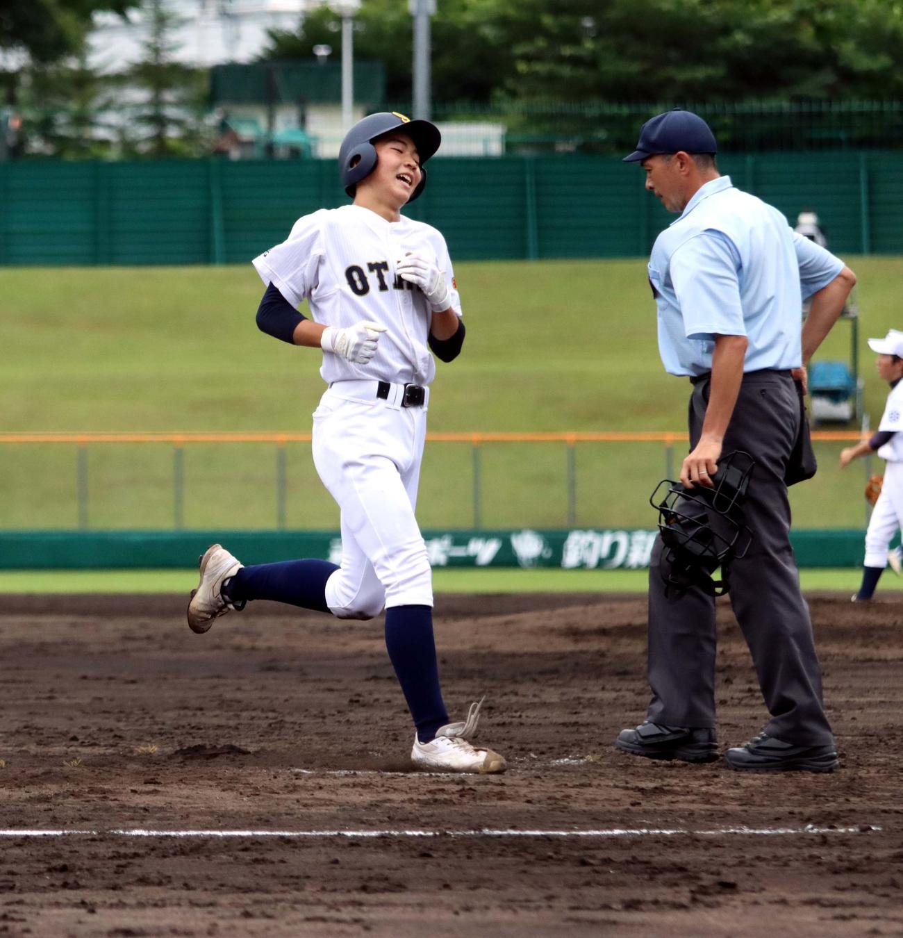 札幌大谷対札幌北　5回札幌大谷1死、増田が相手の送球エラーの間に生還を果たす（撮影・永野高輔）