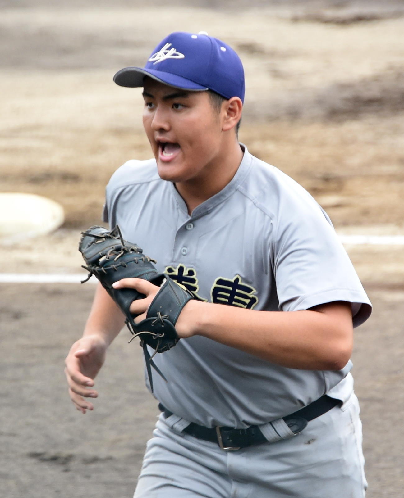 一関二対花巻東　1回表一関二2死三塁、ピンチを右飛で切り抜け雄たけびを上げてベンチに引き揚げる花巻東・佐々木麟（撮影・山田愛斗）