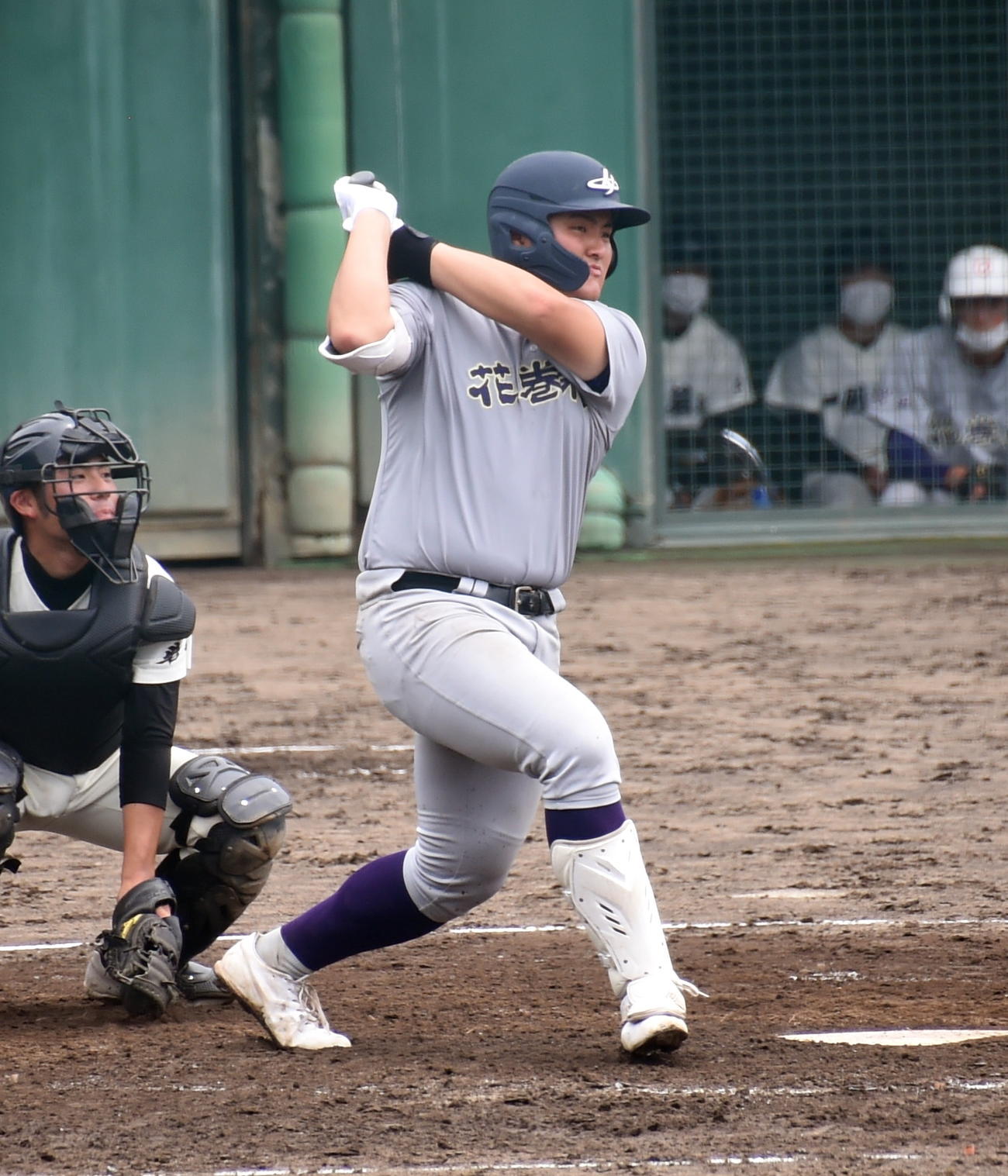 一関二対花巻東　4回裏花巻東1死一、二塁、右前適時打を放つ佐々木麟（撮影・山田愛斗）