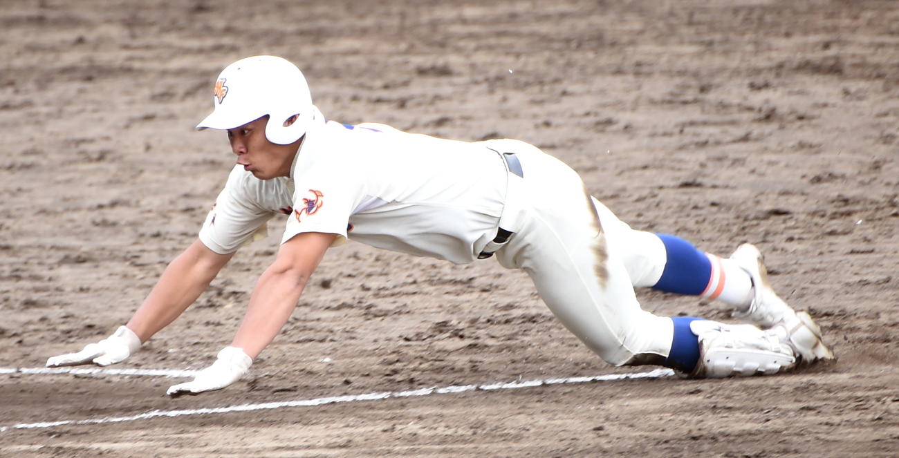 大東対盛岡大付　1回裏盛岡大付1死一、二塁、2点適時三塁打を放ち、相手失策の間に生還する船生（撮影・山田愛斗）