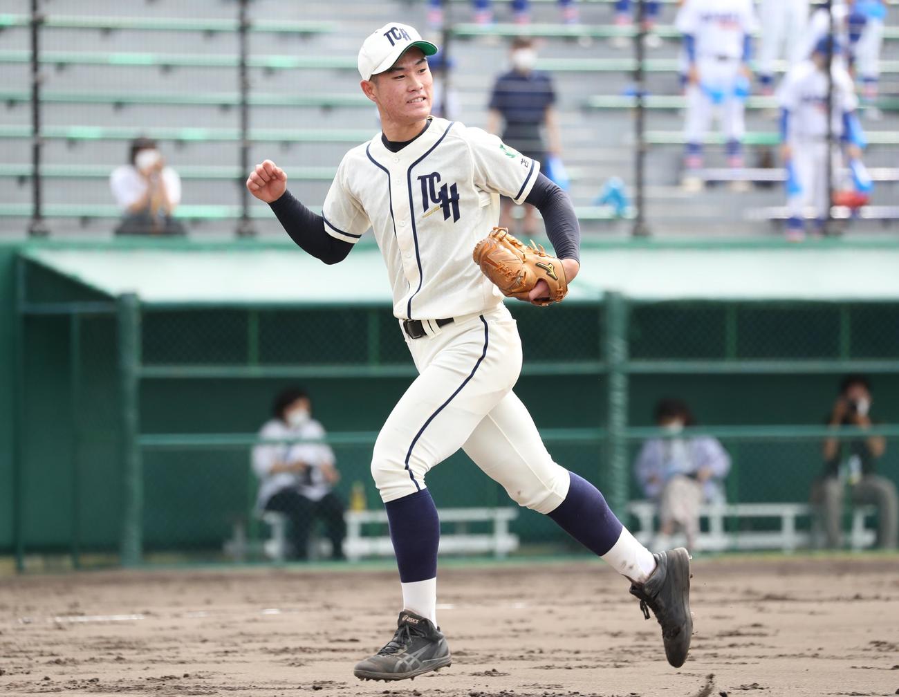 とわの森三愛対苫小牧中央　2回表を無失点に抑えガッツポーズの斉藤（撮影・黒川智章）
