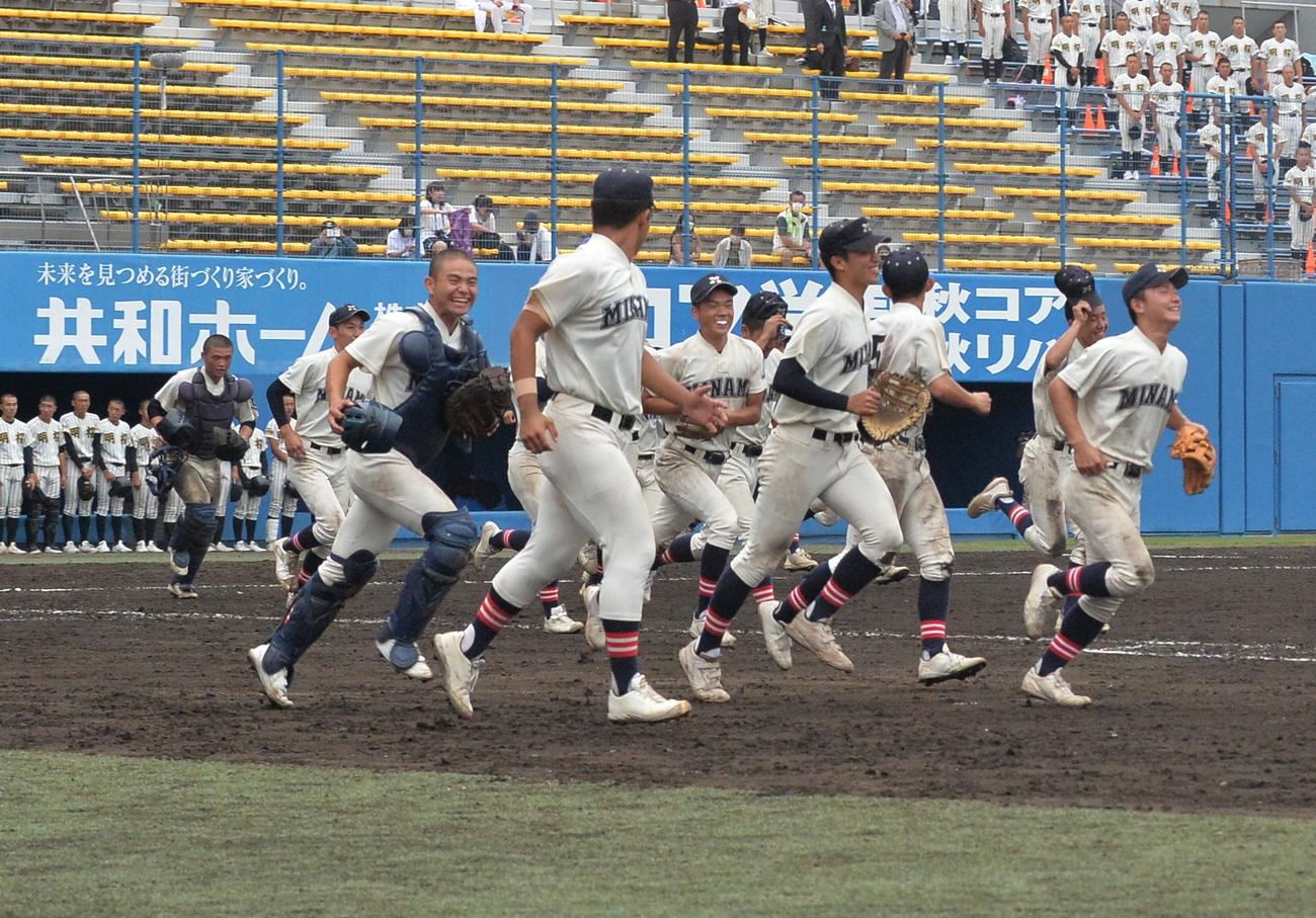 ノースアジア大明桜に勝利し決勝進出を決めた秋田南ナインは笑顔を見せる（撮影・佐藤究）