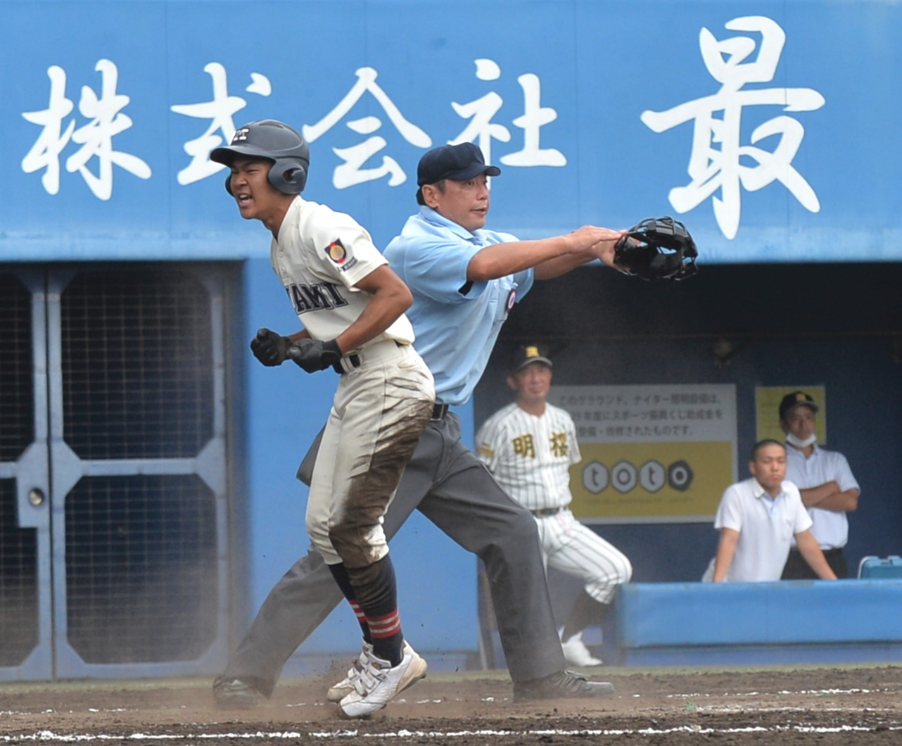 4回裏秋田南1死三塁、逆転のホームを踏み、ガッツポーズする菅原（左）（撮影・佐藤究）