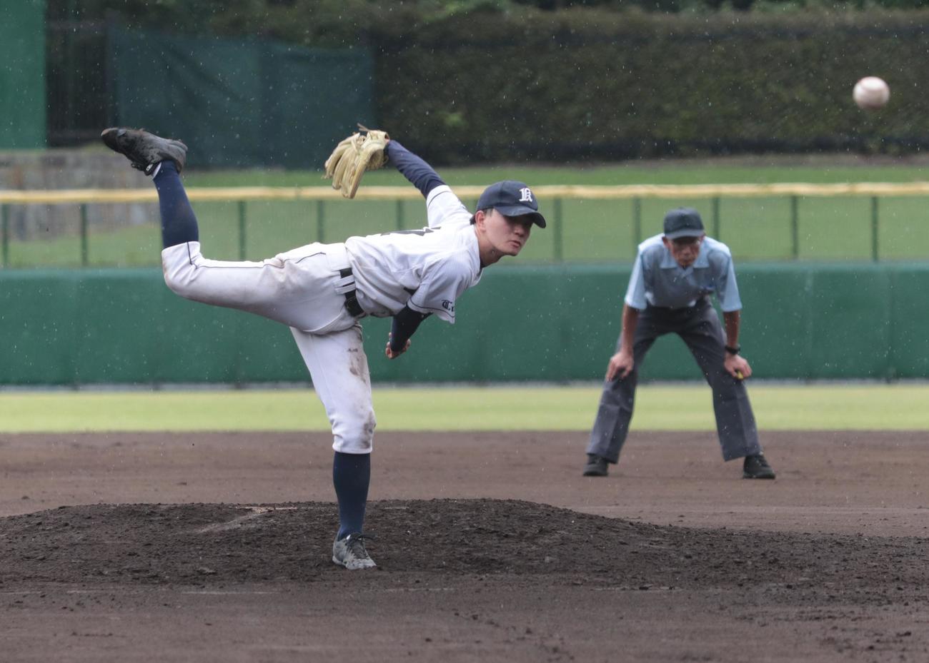 狛江対錦城　力投する錦城2番手の鍵山（撮影・藤塚大輔）